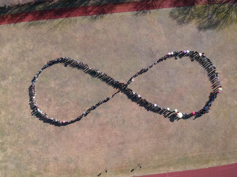 Vieningai sustojo į begalybės ženklą